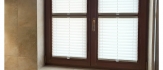 Wodoodporne plisy okienne idealne do łazienki, zapewniające prywatność i styl.
